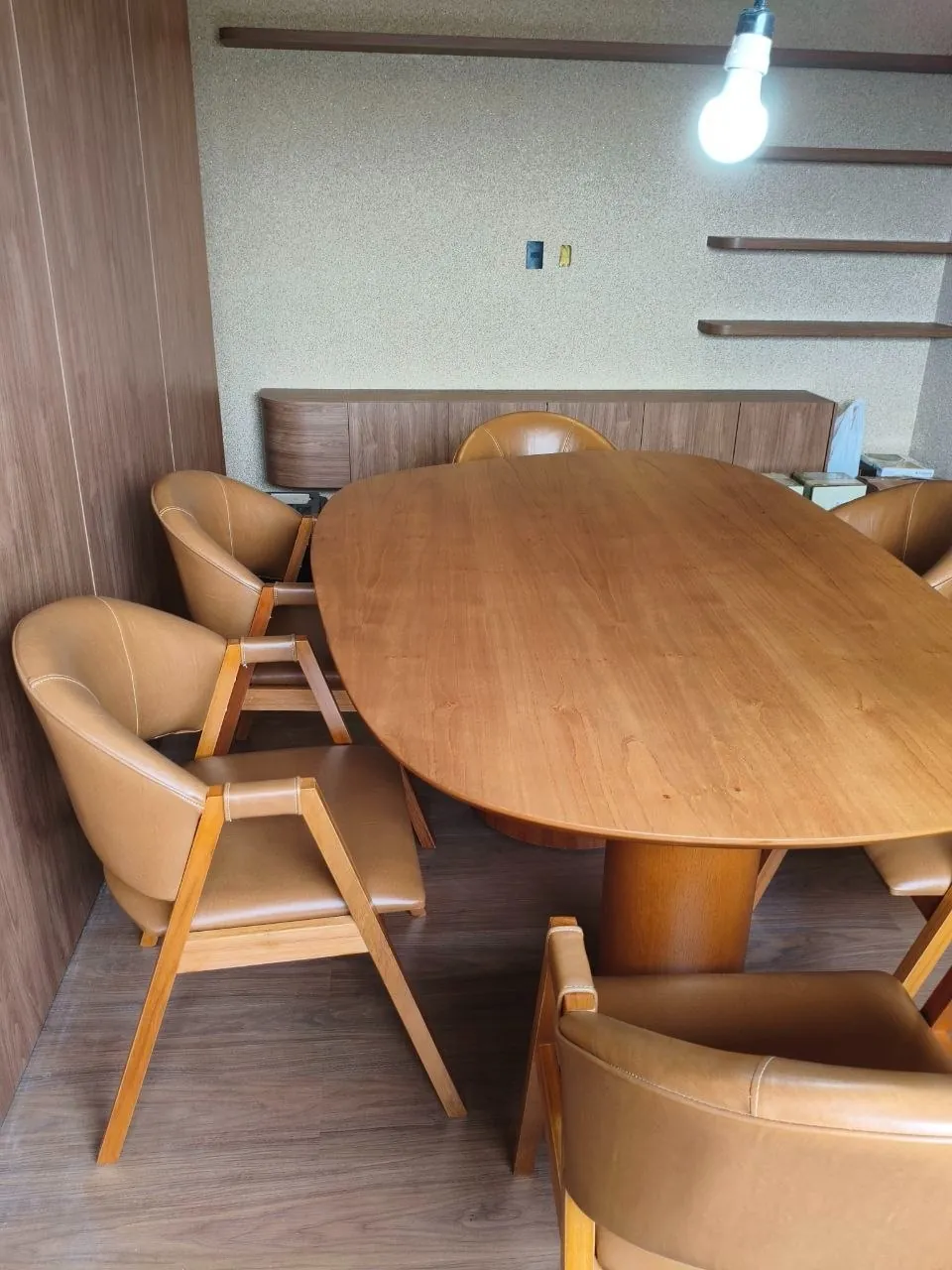 Mesa de jantar em madeira protegida com PPF