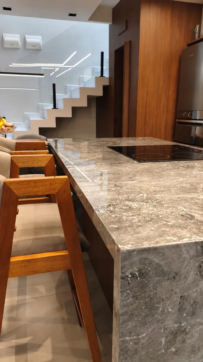 Ilha de cozinha com bancada de pedra natural protegida com PPF Arquitetônico